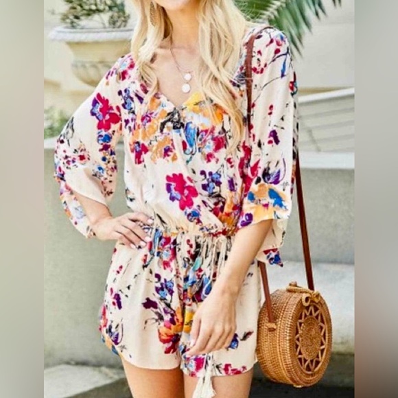 Umgee vibrant floral shorts romper 3/4 bell sleeve Tie belt Wrap front snap Sz M - Picture 1 of 8